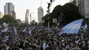 Para penggemar Argentina merayakan kemenangan atas Kroasia setelah menonton pertandingan semifinal Piala Dunia 2022 Qatar di TV, di pusat kota Buenos Aires, Argentina, Rabu (14/12/2022). (AP Photo/Rodrigo Abd)