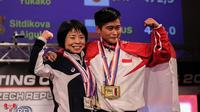 Lifter Indonesia, Widari, memborong tiga medali emas di Kejuaraan Dunia Angkat Berat 2017 yang berlangsung di Plzen, Ceska. (Twitter/@theipf)