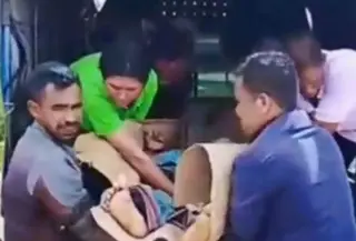 Ibu hamil saat melahirkan di atas pikap (Liputan6.com/Ola Keda)