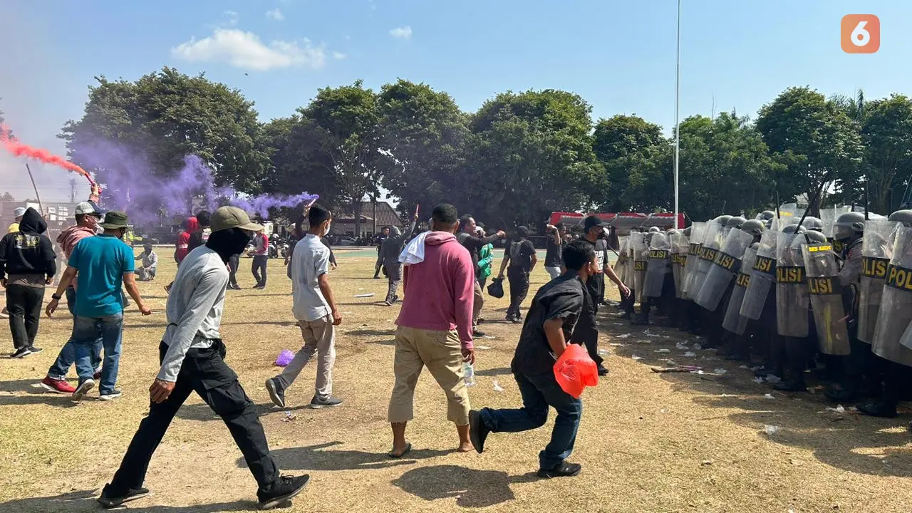 Simulasi kerusuhan Pemilihan Umum, Bentrok Warga dengan Polisi 1 Wartawan Jadi Korban