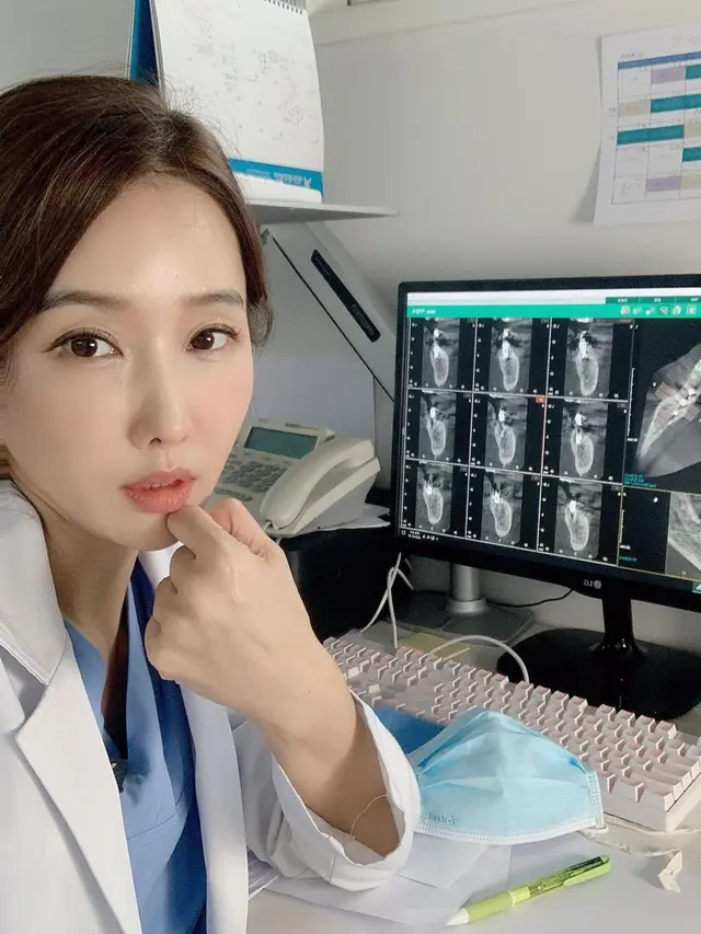 Berusia 51 Tahun, Ini 7 Potret Lee Sujin Dokter Gigi yang Awet Muda