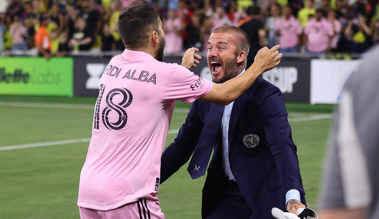 <p>Pemilik bersama klub Inter Miami, David beckham (kanan), memeluk Jordi Alba, setelah Inter Miami berhasil keluar sebagai juara di final Leagues Cup 2023 yang berlangsung di Geodis Park, Minggu (20/8/2023). Ini merupakan trofi pertama bagi Inter Miami sejak dibentuk pada lima tahun lalu. (AFP/Getty Images/Tim Nwachukwu)</p>