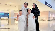 Sejak beberapa waktu terakhir, Pasha Ungu dan keluarganya berada di Tanah Suci untuk menjalani ibadah umrah. Setibanya di Mekkah, mereka langsung mengikuti serangkaian ibadah yang harus dijalani. (Liputan6.com/IG/@adeliapasha)