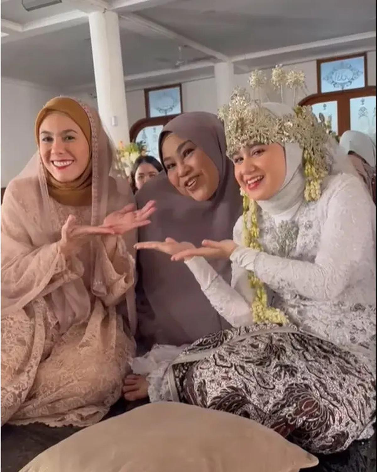 6 Potret Berhijab Wulan Guritno dan Tissa Biani di Proses SyutingFilmNorma