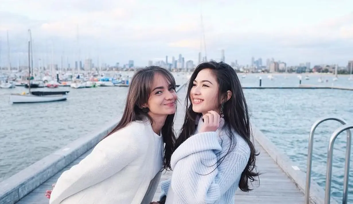 Enzy dan Mila bahkan punya tagar sendiri #TravelwithMilaEnzy. Dari Indonesia sampai luar negeri, mereka mengabadikan foto liburannya lewat hastag tersebut. Menariknya, OOTD mereka selalu senada, nih, Sahabat Fimela. [Foto: Instagram @jscmila]