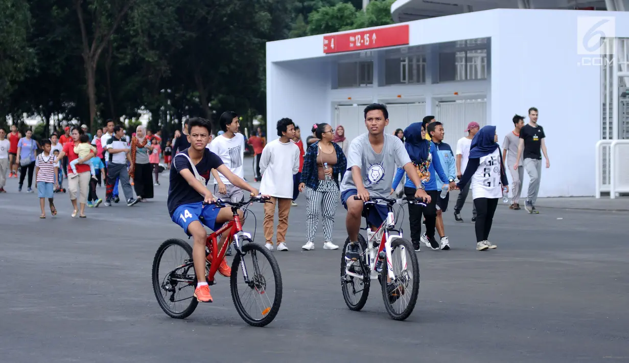 Warga berolahraga di kawasan lingkar luar Stadion Gelora Bung Karno (GBK), Jakarta, Minggu (21/1). Pascarenovasi, kawasan sekitar Stadion GBK kembali dipadati warga yang berolahraga. (Liputan6.com/Helmi Fithransyah)
