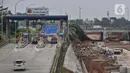 Aktivitas pekerja menyelesaikan proyek Tol Cijago seksi 3 ruas Limo-Kukusan, Tanah Baru, Depok, Jawa Barat, Minggu (3/10/2021). Proyek Tol Cijago seksi 3 ruas Limo-Kukusan diharapkan mulai beroperasi Juni 2022. (merdeka.com/Iqbal S. Nugroho)