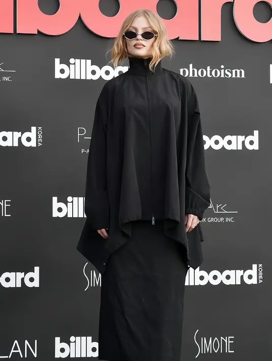 Penyanyi asal Brasil,  Luisa Sonza tampil edgy serba hitam dengan jaket berpotongan loose, maxi skirt, dan kacamata hitam penuh gaya.  [@luisasonza].