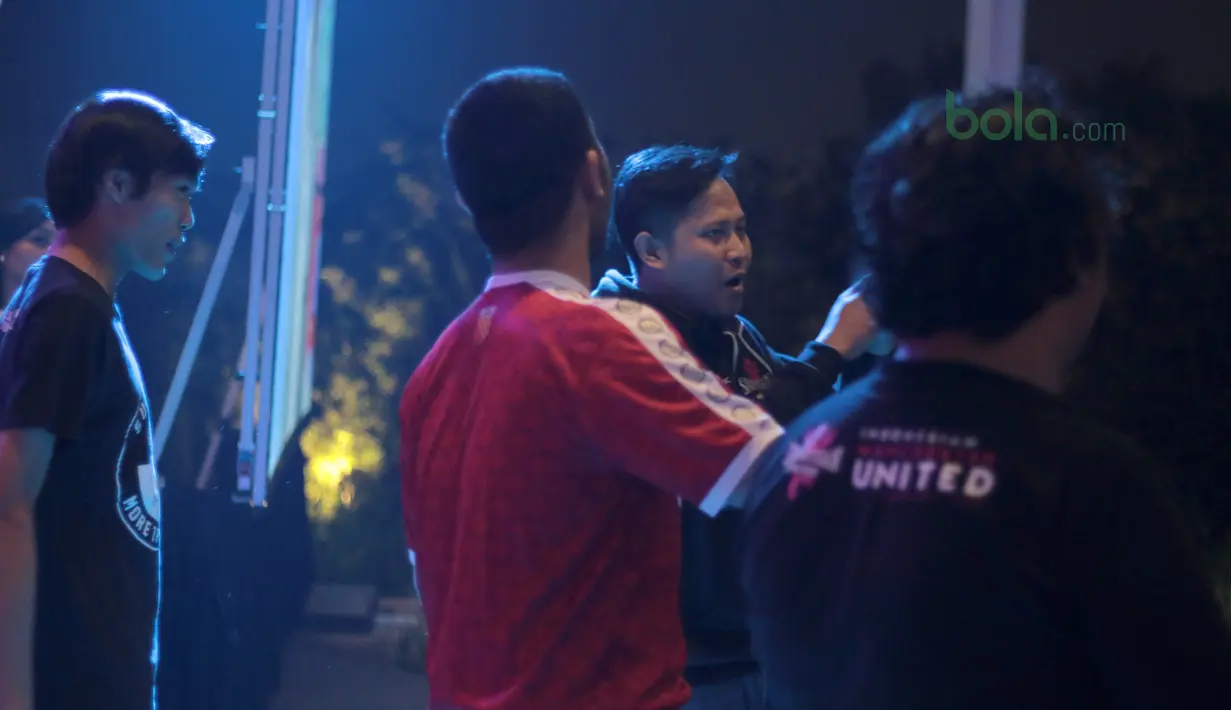 Aksi Fans United saat mengikuti kompetisi jingle pada acara Nobar Gratis di Sky Garden, Novotel Tangerang. (14/7/2018). Novotel menghadirkan Nobar Gratis untuk fans bisa merasakan sensasi Piala Dunia 2018. (Bola.com/Nick Hanoatubun)