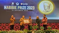 Guru Besar Bidang Filologi pada Fakultas Adab dan Humaniora, Universitas Islam Negeri (UIN) Syarif Hidayatullah Jakarta Oman Fathurahman meraih Habibie Prize 2023. (Foto: istimewa)