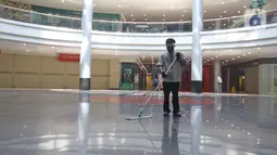 Pekerja membersihkan lantai Mall Margo City, Depok, Jawa Barat, Selasa (9/6/2020). Pusat perbelanjaan atau mal di Kota Depok akan mulai dibuka pada 16 Juni 2020 dengan menerapkan sejumlah aturan protokol kesehatan yang ketat. (Liputan6.com/Herman Zakharia)