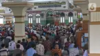 Jemaah mendengarkan Khutbah Jumat di Masjid Agung Al-Azhar, Jakarta, Jumat (20/3/2020). Ibadah Salat Jumat tetap digelar di Masjid Agung Al-Azhar meski ada imbauan Pemerintah untuk meniadakan kegiatan salat Jumat selama dua pekan ke depan guna mencegah COVID-19. (Liputan6.com/Herman Zakharia)