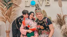 Fairuz A Rafi mendapat kejutan ultah unik tengah malam. Saat cosplay jadi Gatot Kaca, Sonny Septian mengaku tak mengerti kenapa bisa terpikir ide tersebut. Yang terpenting adalah membuat istrinya bahagia di hari istimewa. King Faaz juga tampak memakai kostum karakter wayang, meski tak selengkap sang ayah. (Liputan6.com/IG/@sonnyseptian)