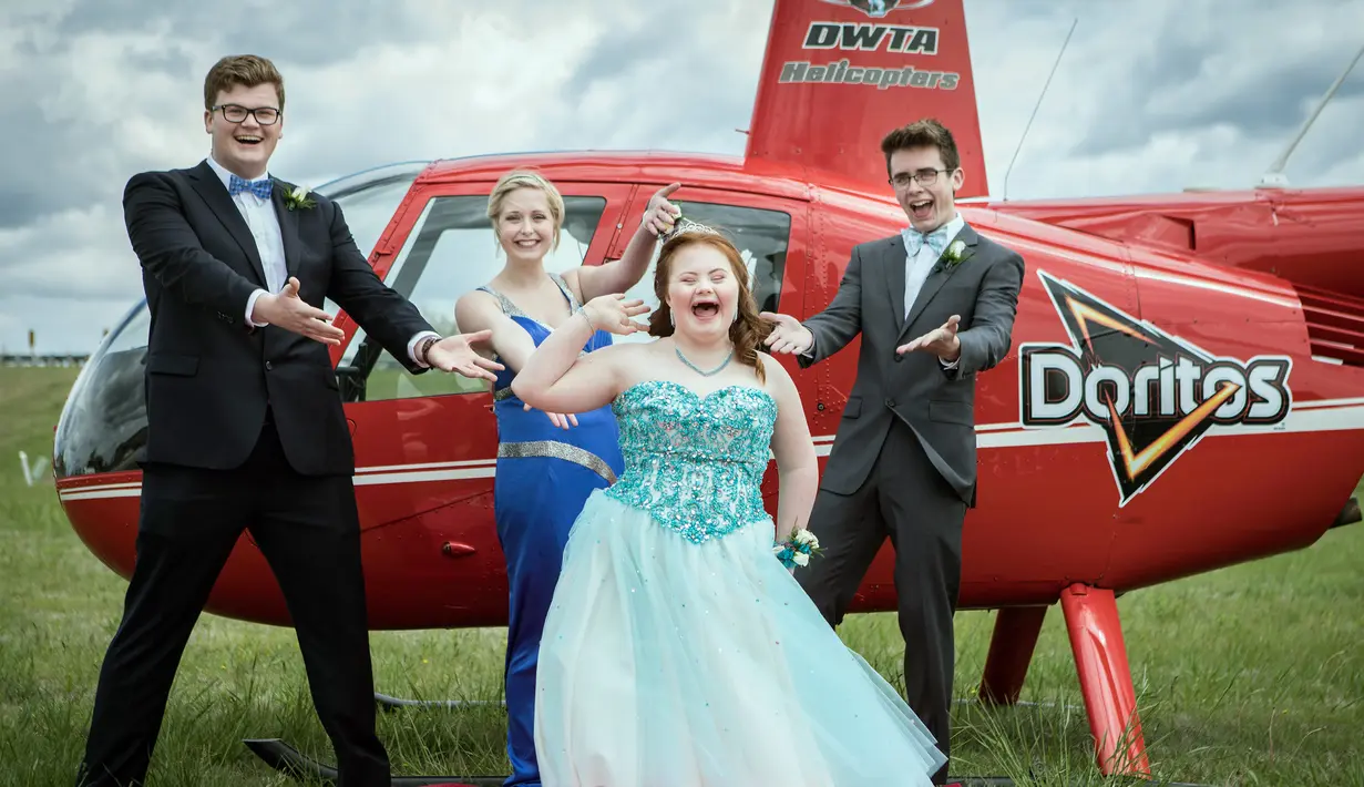 Dari kanan, Shaedon Wedel, Carlie Wittman, Taylor Stevenson dan Carson Wittman berpose sebelum menaiki helikopter dari snack Doritos untuk mengikuti promnite sekolah di Newton, Kansas (22/4). (Brett Deering/AP Images for Doritos)