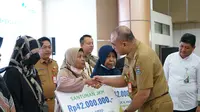 Bupati Tangerang, Ahmed Zaki Ismail memberikan santunan jaminan sosial ke pekerja rentan. (Foto: Istimewa)