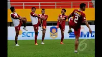Sejumlah pemain Arema Cronus melakukan peregangan otot jelang berlatih di Stadion Jakabaring Palembang, Sabtu (24/1/2015). Arema Cronus akan bertemu Persebaya Surabaya di semifinal SCM Cup 2015 pada Minggu (25/1).  (Liputan6.com/Johan Tallo)