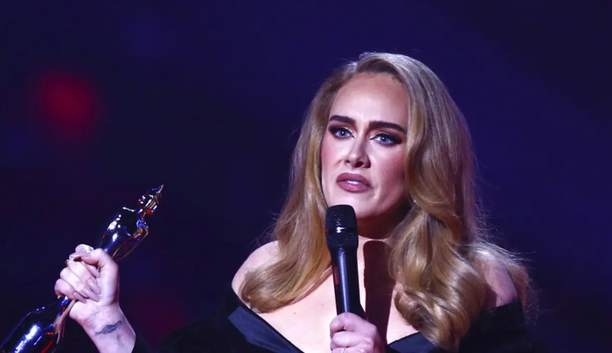 <p>Adele menerima penghargaan Artist of the Year pada BRIT Awards 2022 di London, Inggris, 8 Februari 2022. Dalam kategori Artist of the Year pada BRIT Awards 2022, Adele mengalahkan sejumlah nama lain seperti Dave, Ed Sheeran, Little Simz, Coldplay, dan Sam Fender. (Photo by Joel C Ryan/Invision/AP)</p>