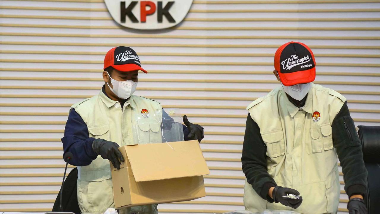 FOTO: KPK Tampilkan Barang Bukti OTT Kasus Dugaan Pemerasan Izin TKA