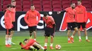 Para pemain Real Madrid bercanda saat sesi latihan jelang menghadapi Ajax Amsterdam pada leg pertama babak 16 besar Liga Champions di Johan Cruijff Arena, Amsterdam, Belanda, Selasa (12/2). (EMMANUEL DUNAND/AFP)