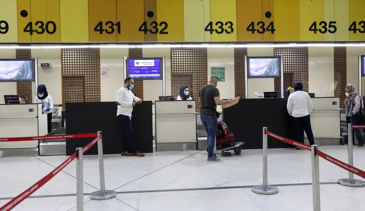 Para penumpang melakukan check in di Bandara Internasional Baghdad di Baghdad, Irak, pada 23 Juli 2020. Otoritas Penerbangan Sipil Irak membuka kembali penerbangan internasional reguler pada Kamis (23/7), kendati total infeksi COVID-19 di negara tersebut mencapai 102.226. (Xinhua)