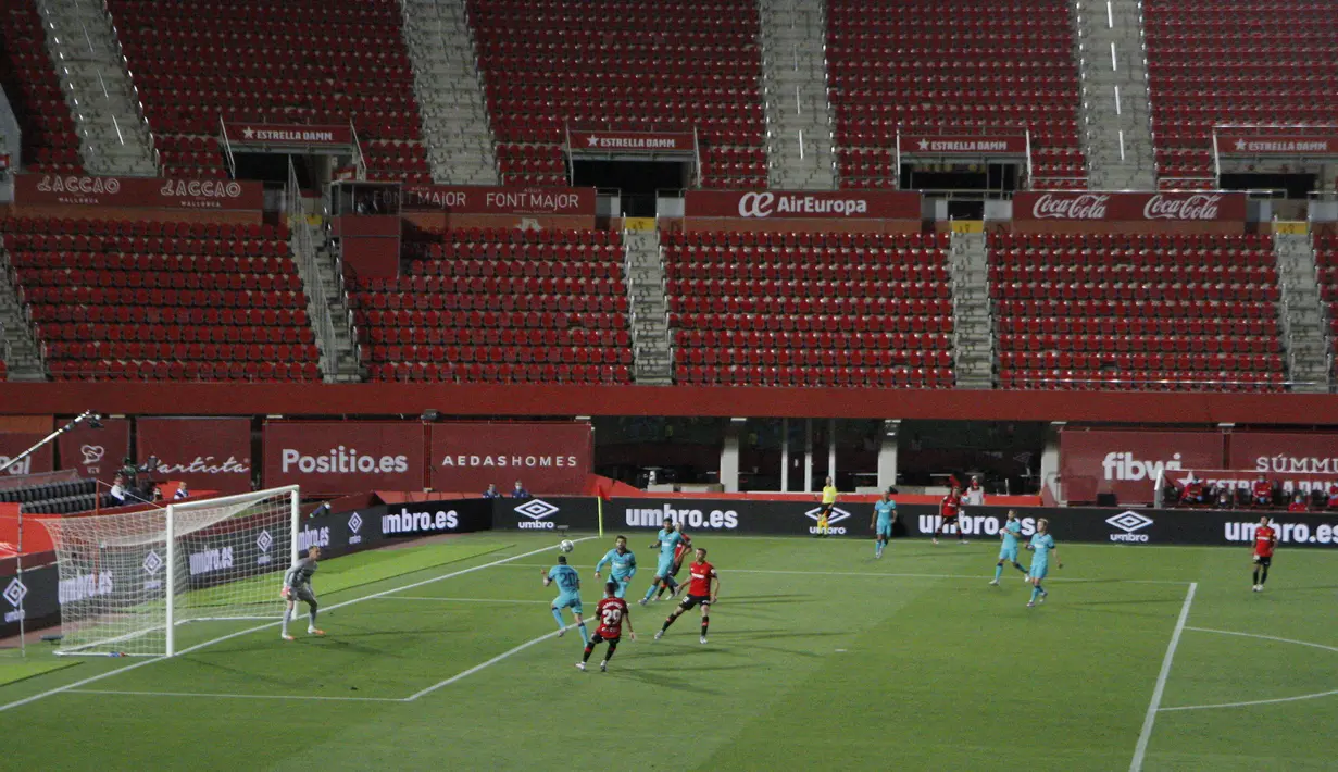 Suasana laga Mallorca melawan Barcelona pada pertandingan La Liga di Son Moix Stadium, Palma de Mallorca, Spanyol, Sabtu (13/6/2020). Barcelona membantai Mallorca dengan skor 4-0. (AP Photo/Francisco Ubilla)