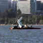 Ekor pesawat Grunman G-73 Mallard -- yang ditumpangi WNI bernama Endah Cakrawati, diangkat dari sungai di Perth. (ABC News/Tom Wildie)