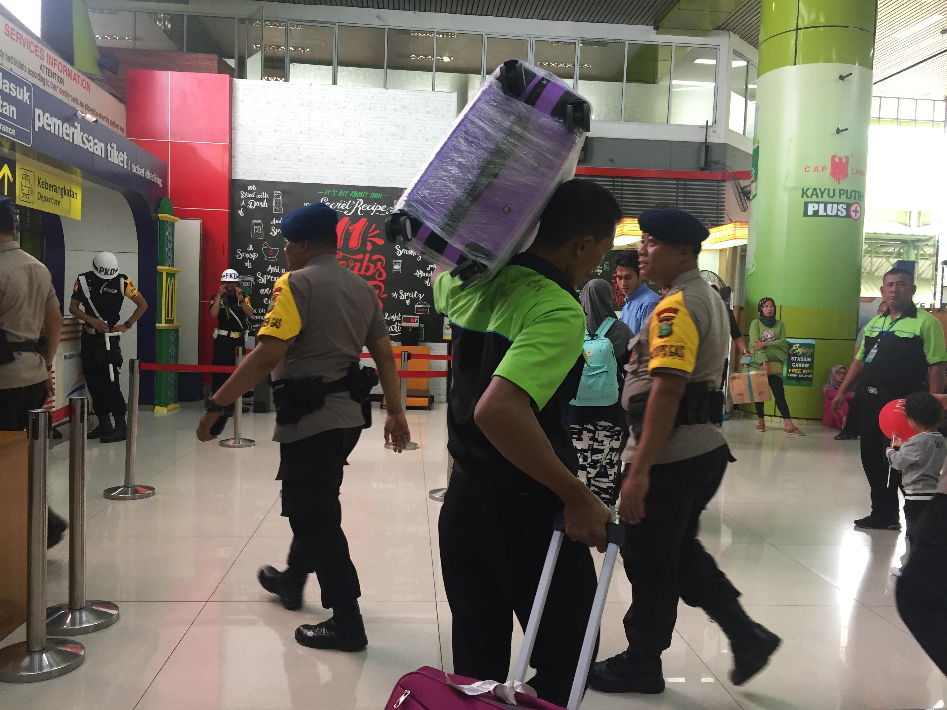 Seorang porter bernama Sarimani (47) mengangkat barang pemudik. (Liputan6.com/Lizsa Egeham)