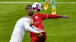 Gelandang Bayern Munich, Douglas Costa (kanan), berebut bola dengan gelandang Werder Bremen, Milot Rashica, dalam laga lanjutan Liga Jerman pekan ke-8 di Allianz Arena, Sabtu (21/11/2020). Bayern bermain imbang 1-1 dengan Werder Bremen. (AFP/Lukas Barth/Pool)