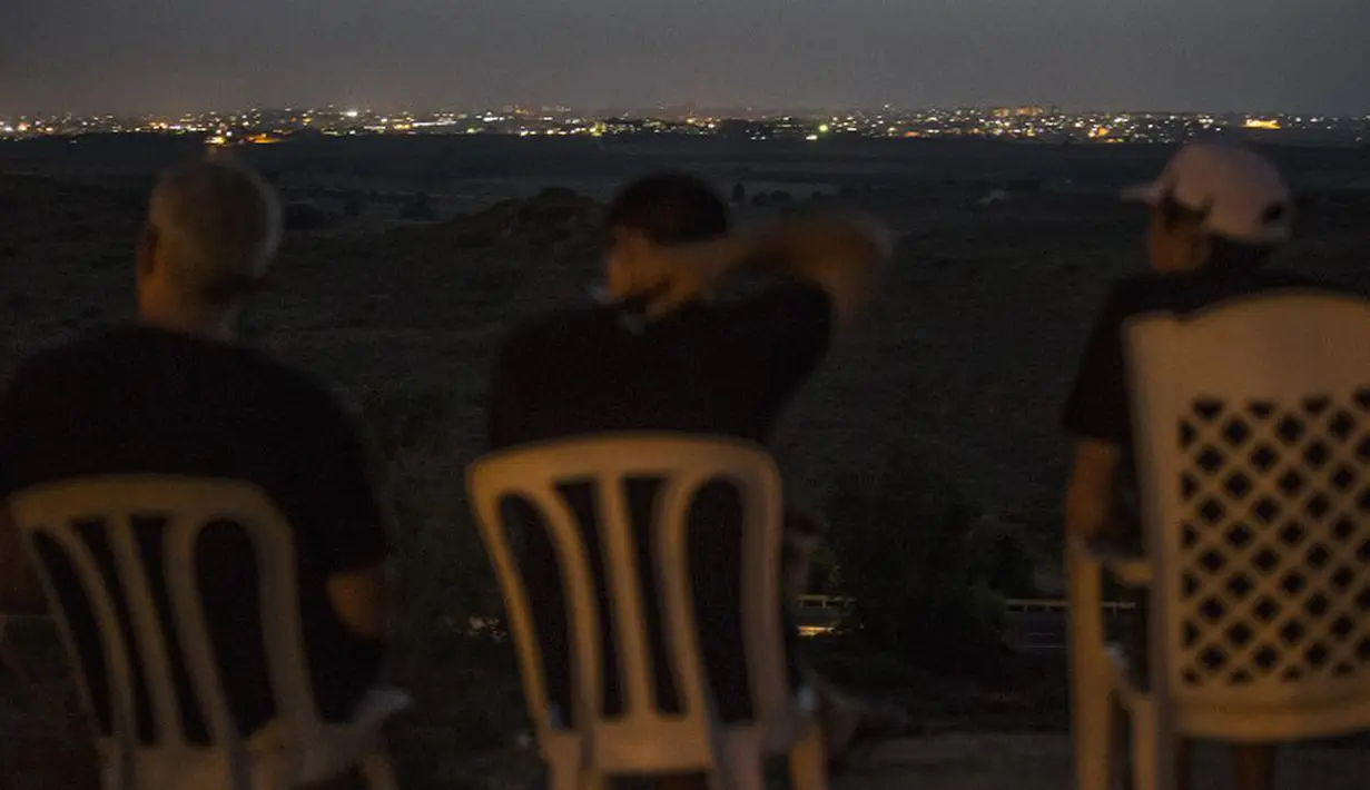 Beberapa warga Israel nonton bareng serangan Militer Israel ke Gaza (AFP Photo/JACK GUEZ)