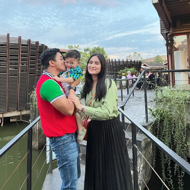 7 Potret Adly Fairuz dan Angbeen Rishi dengan Buah Hati, Seru Liburan Bareng