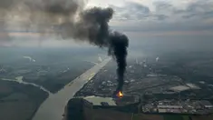 Asap hitam membumbung tinggi menyusul ledakan dan kebakaran yang melanda pabrik bahan kimia raksasa di Jerman, BASF, di Kota Ludwigshafen, Senin (17/10). Setidaknya dua orang pekerja tewas dan enam terluka parah dalam ledakan itu (Ulli ZIEGENFUSS/DPA/AFP)