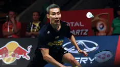 Pebulutangkis tunggal putra Malaysia, Lee Chong Wei berusaha menahan pukulan bola Marc Zwiebler di Total BWF World Championships 2015 di Istora Senayan Jakarta, Rabu (12/8/2015). Lee Chong Wei unggul 21-14, 17-21, 21-8. (Liputan6.com/Helmi Fithriansyah)