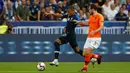 Striker Prancis, Kylian Mbappe menggiring bola dari kawalan pemain Belanda Daley Blind selama pertandingan UEFA Nations League di Stadion Stade de France, Saint-Denis, Prancis, (9/10). Prancis menang 2-1 atas Belanda. (AP Photo/Thibault Camus)