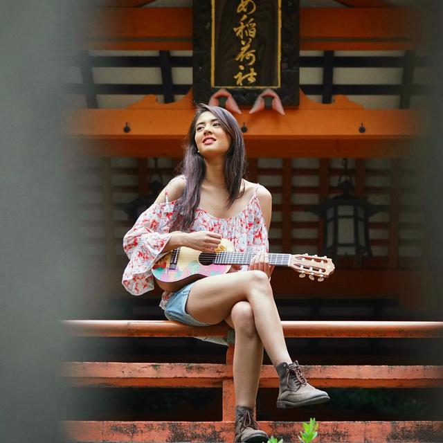 7 Gaya Aurelie Moeremans saat Main Ukulele, Cantik Bertalenta