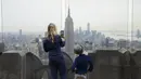 Para pengunjung menikmati pemandangan kota dari anjungan pengamatan Top of the Rock di New York, Amerika Serikat, Kamis (6/8/2020). Top of the Rock, anjungan pengamatan populer yang ada di atas 30 Rockefeller Plaza, kembali diuka untuk umum pada 6 Agustus 2020. (Xinhua/Wang Ying)