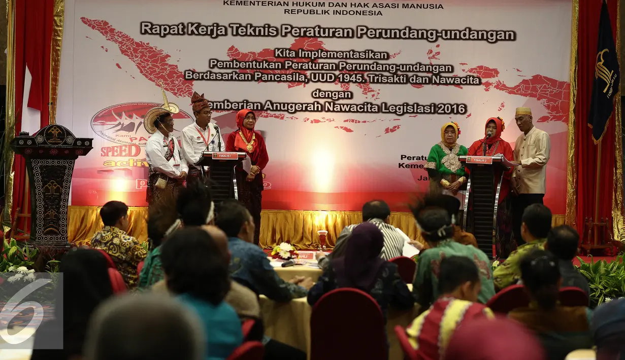 Suasana finalis diatas panggung saat menjawab pertanyaan yang diberikan oleh tim panel ahli dalam penutupan raker peraturan perundangan-undangan serta pemberian Anugerah Nawacita Legislasi 2016 di Jakarta, Jumat (24/6). (Liputan6.com/Faizal Fanani)