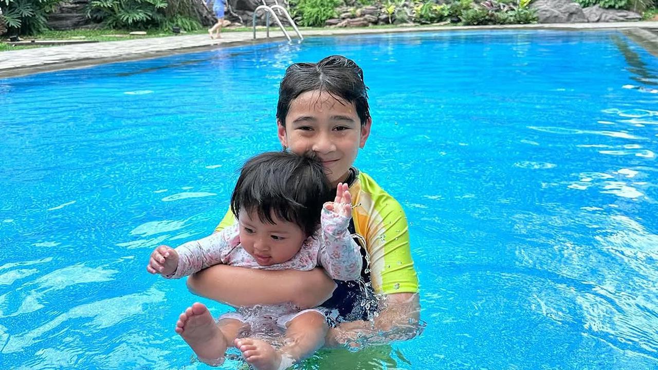 Potret Gemas Rafathar Ajak Lily Berenang, Jadi Kakak yang Sabar dan Jagain Banget Adiknya