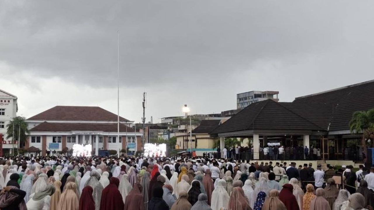 Kapolda Maluku Serukan Penguatan Persaudaraan dan Harmoni Sosial Saat Khutbah Idul Fitri di Ambon