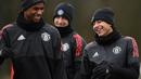 Pemain Manchester United, Marcus Rashford dan Jesse Lingard tertawa saat latihan jelang laga Liga Champions di Manchester, Senin (12/3/2018). Manchester United akan berhadapan dengan Sevilla. (AFP/Oli Scarff)