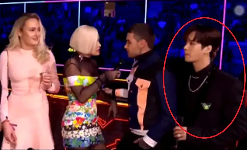 	Jackson `GOT7` (lingkaran merah) mendadak menjadi perhatian saat hadir di MTV EMA 2017 (YouTube)