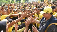 Ketua Umum Partai Golkar, Airlangga Hartarto dalam kunjungannya ke Praya, Lombok Tengah. (Foto: Dokumentasi Golkar).