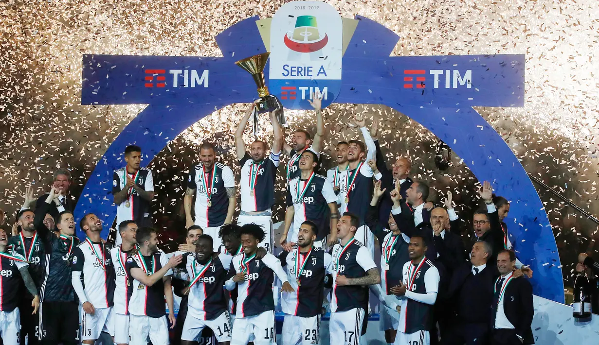 Pemain Juventus merayakan keberhasilannya meraih gelar juara Liga Italia Serie A di Stadion Allianz, Turin, (19/5/2019). Juventus berhasil mengunci titel juara Liga Italia 2018/2019. (AP Photo/Antonio Calanni)