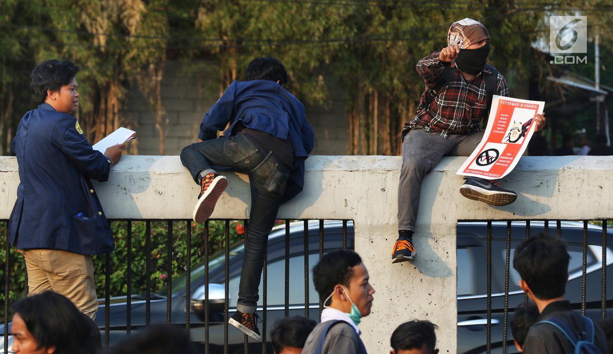 Mahasiswa dari berbagai kampus menggelar demonstrasi di Gedung DPR/MPR, Jakarta, Kamis (19/9/2019). Massa yang menolak RKUHP dan UU KPK yang baru disahkan tersebut terdiri dari elemen mahasiswa dari sejumlah kampus. (Liputan6.com/JohanTallo)