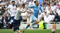 Jack Grealish. Ia langsung dimainkan Manchester City sejak kick-off melawan Tuan rumah Tottenham Hotspur. Ia tampil apik dengan aksi-aksinya yang mengundang banyak pelanggaran dari kubu lawan. Sayang, The Citizens harus takluk 0-1 dan ia menerima satu kartu kuning. (Foto: AP/Ian Walton)