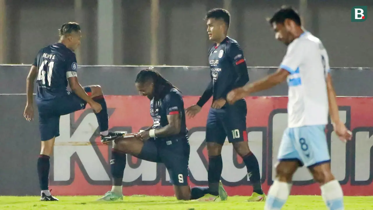 Foto: Dua Gol Carlos Fortes Warnai Kemenangan 3-0 Arema FC atas Persela dalam Derbi Jatim di BRI Liga 1