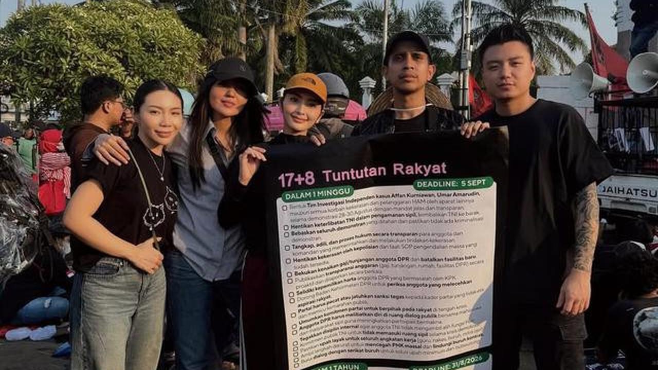 6 Potret Debi Sagita Turun ke Jalan Ikut Demo Gaungkan '17+8 Tuntutan Rakyat'