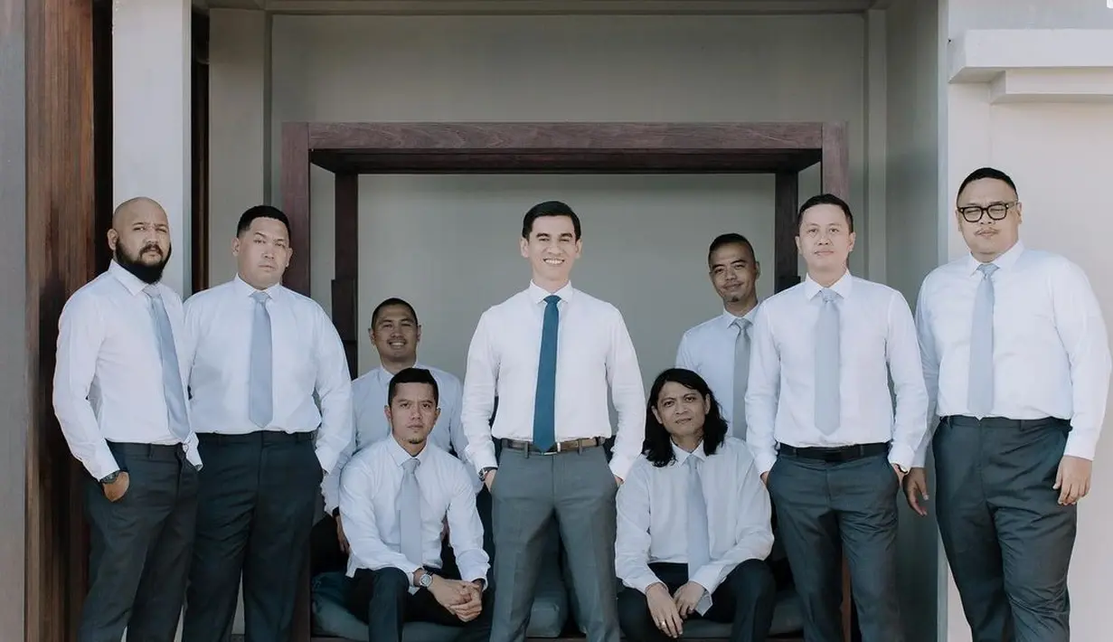 Terdiri dari circle terdekat, Molen dkk mengusung look formal dengan suit and tie. [Instagram @ryowicaksono]