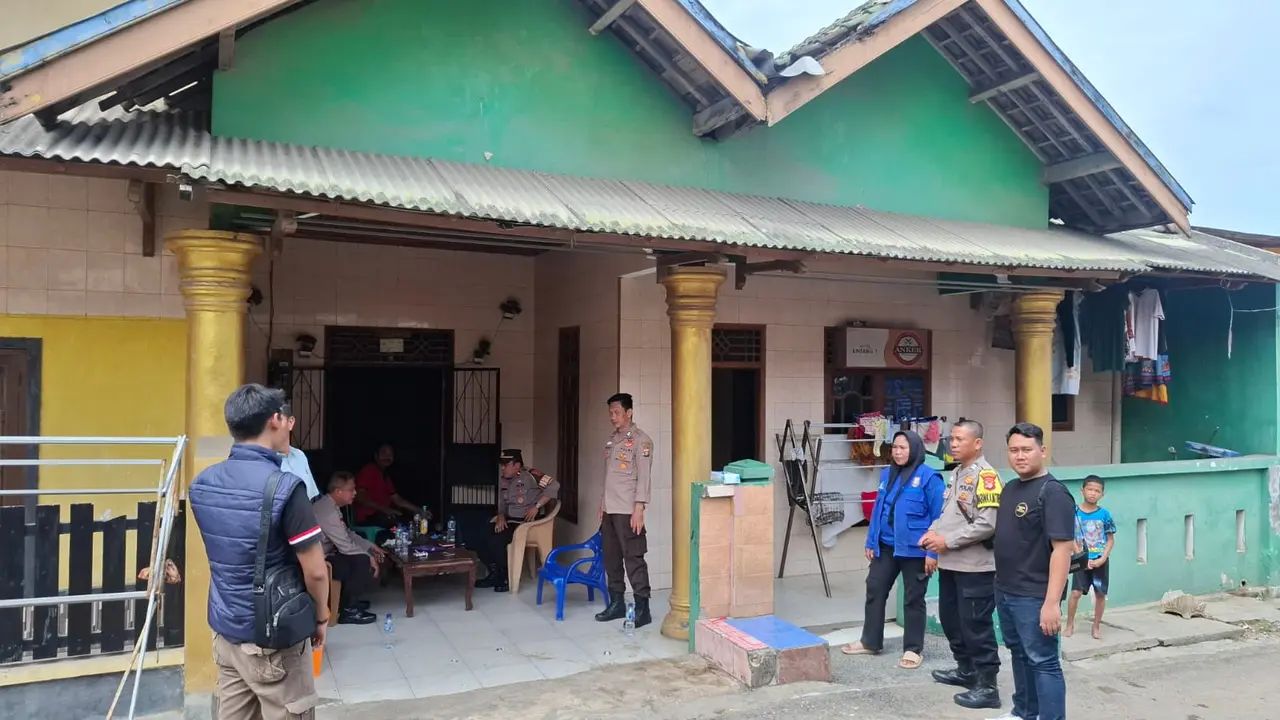 Polisi melakukan olah TKP terkait peristiwa seorang PSK ditikam pelanggan usai berhubungan badan karena tidak mau membayar.