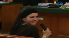 Pengunjung ruang sidang cakra di PN Depok pun bersorak saat Syahrini meminta izin melepas jaket yang dikenakannya karena gerah.