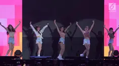 Girlband K-Pop, AOA tampil pada upacara penutupan Asian Para Games 2018 di Stadion Madya Senayan, Jakarta, Sabtu (13/10). Penampilan AOA membuat penonton penutupan Asian Para Games 2018 bergoyang. (Bola.com/Vitalis Yogi Trisna)